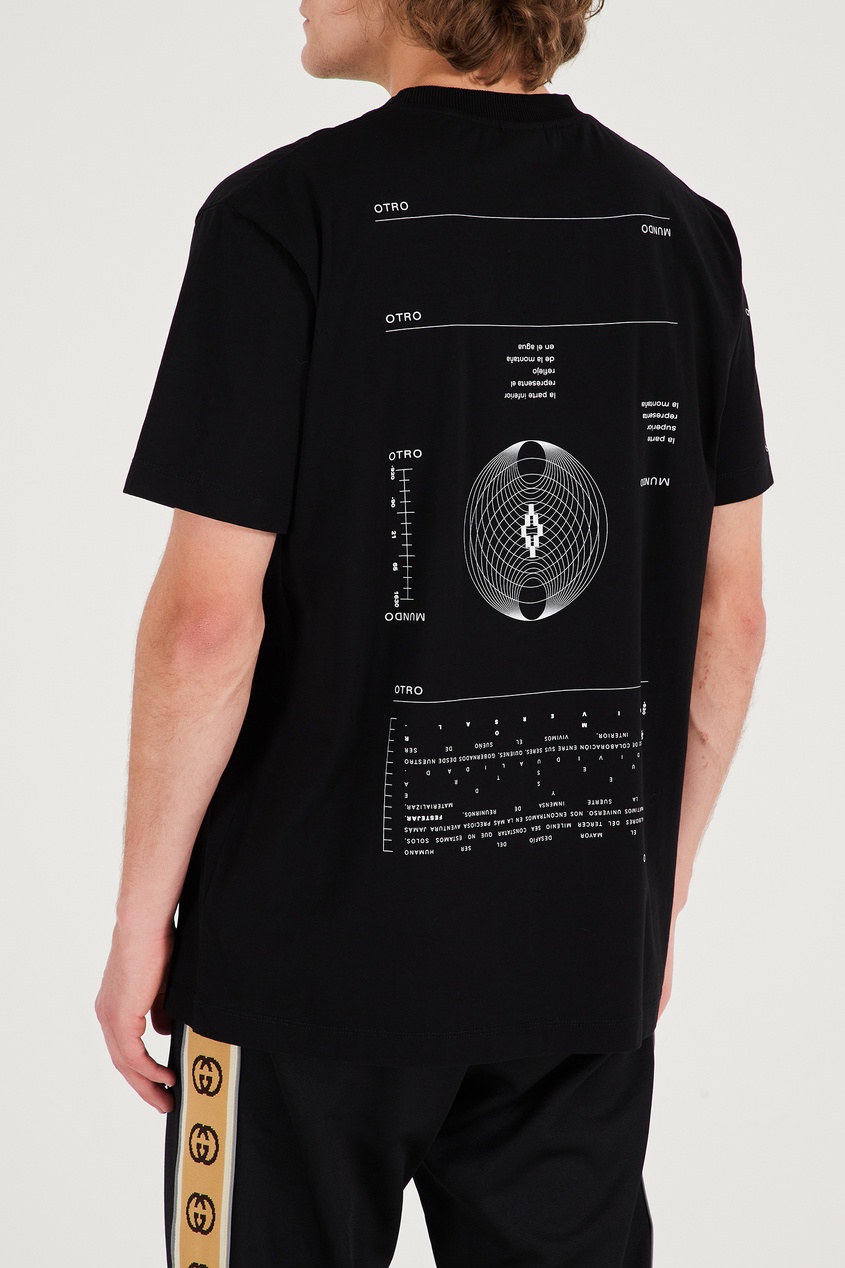 фото Черная футболка с абстрактным принтом marcelo burlon