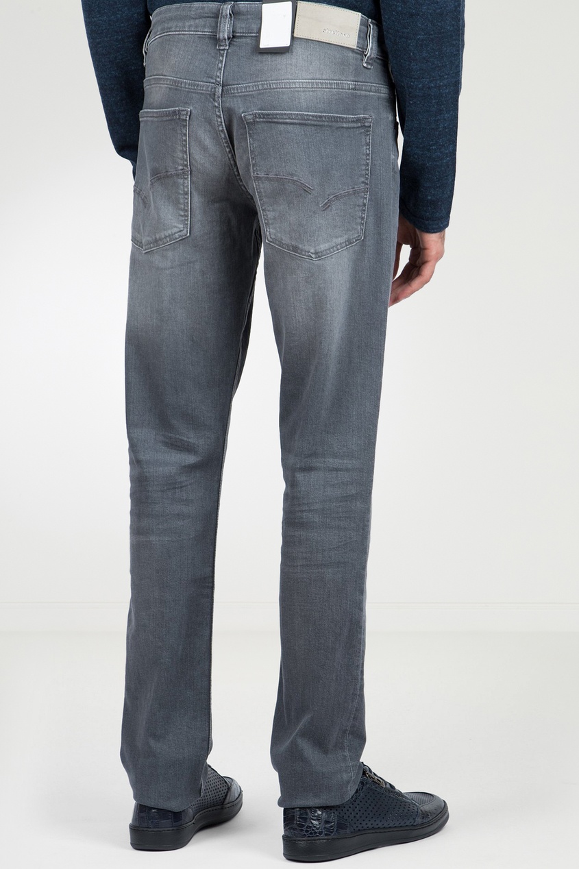 фото Серые джинсы с потертостями strellson