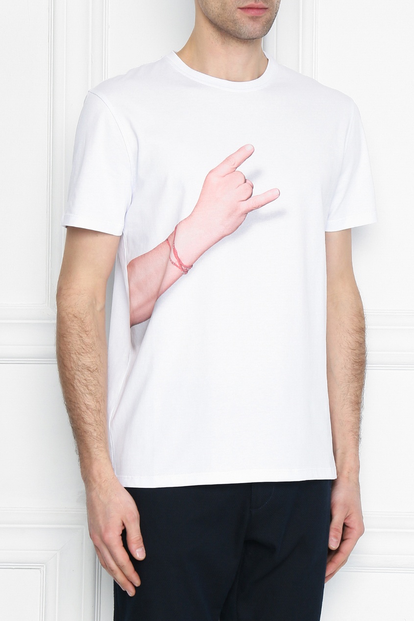 фото Белая футболка с изображением руки isaia