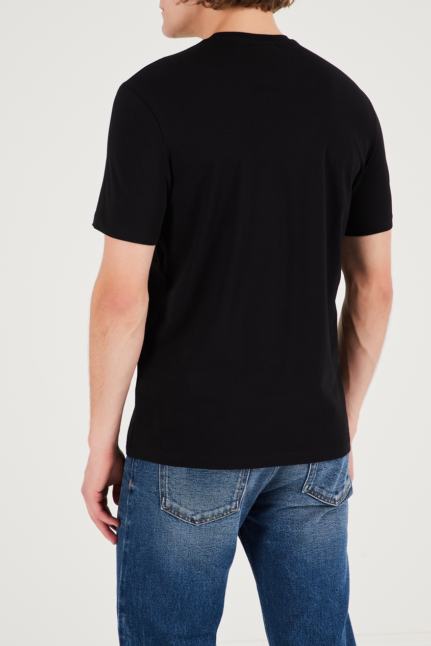 фото Черная футболка с ярким принтом emporio armani