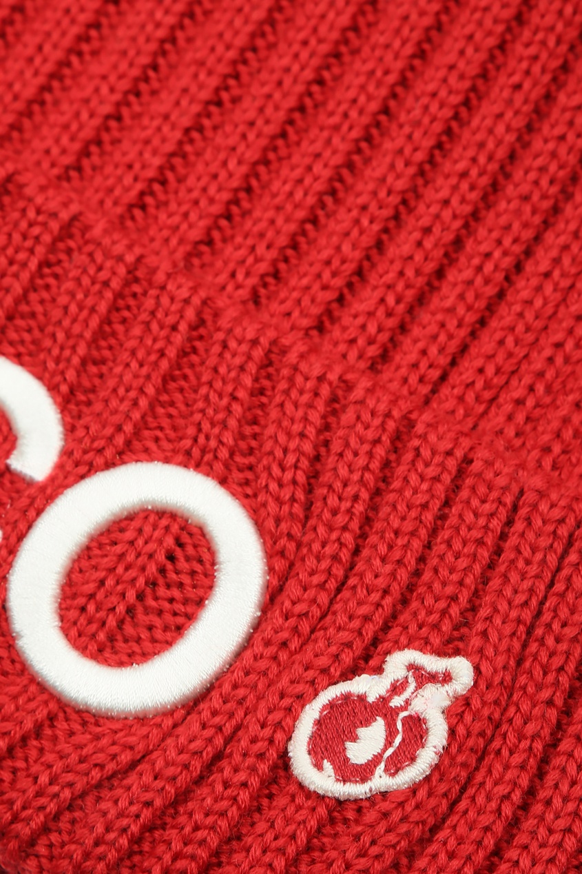 фото Красная шапка из шерсти с аппликацией bosco