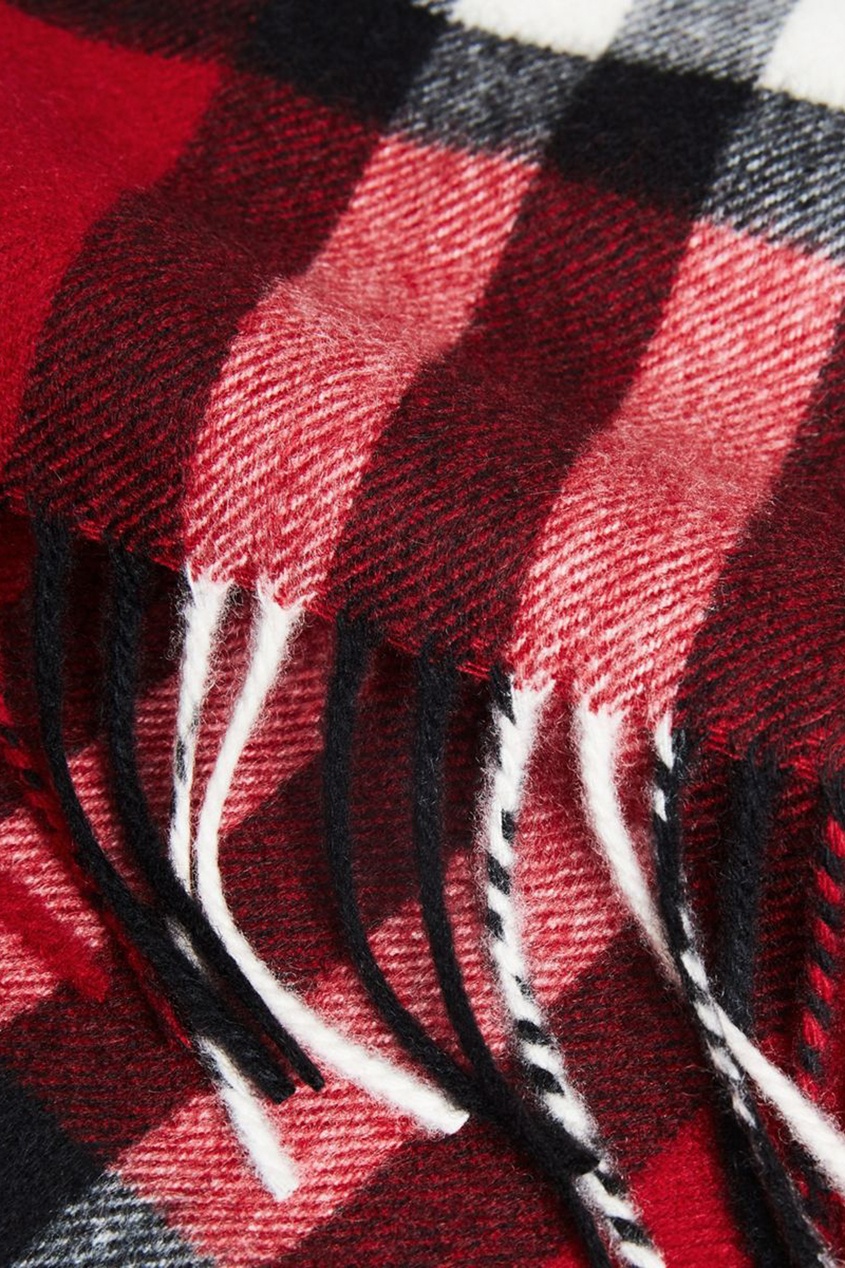 фото Красный шарф в клетку burberry