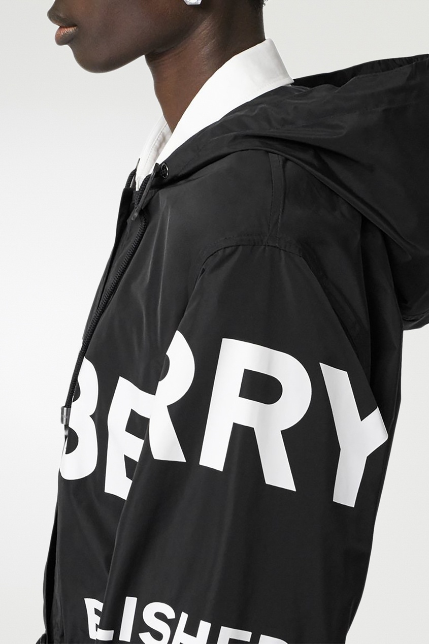 фото Черная парка с логотипами burberry