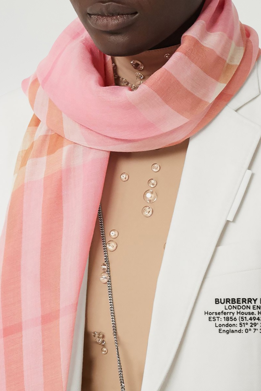 фото Розовый шарф в клетку burberry