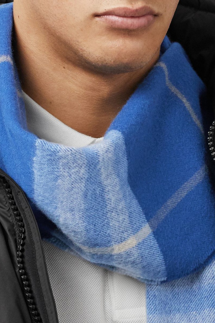 фото Синий клетчатый шарф с бахромой burberry
