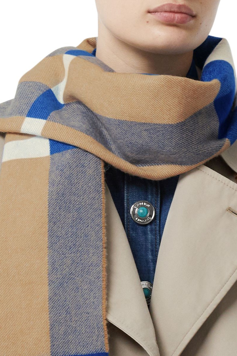 фото Кашемировый шарф в бежево-синей гамме burberry