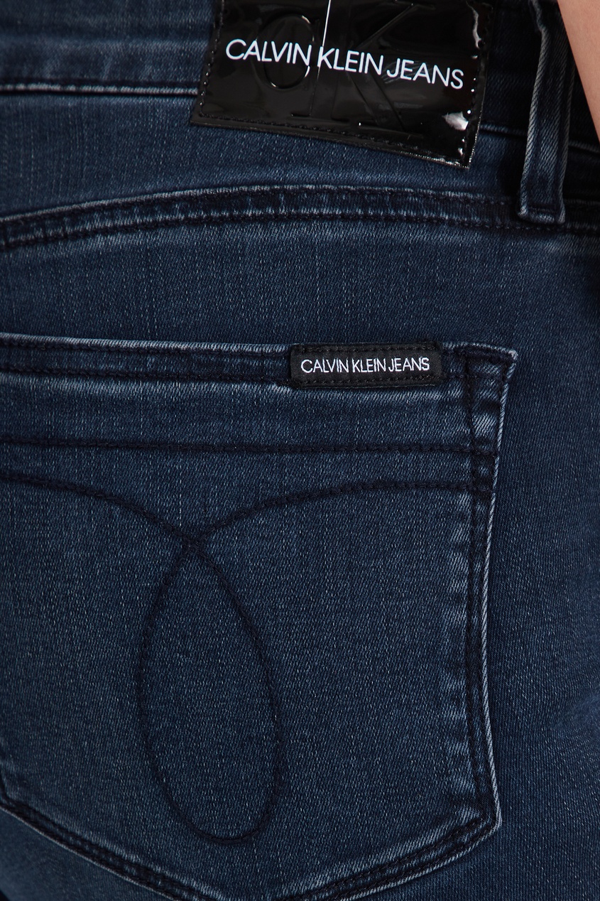 фото Темно-синие джинсы с потертостями calvin klein