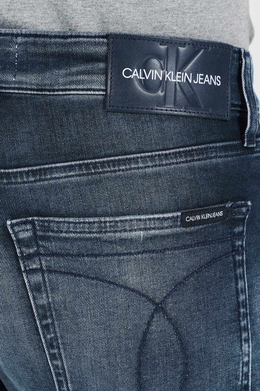 фото Темно-синие джинсы с потертостями calvin klein