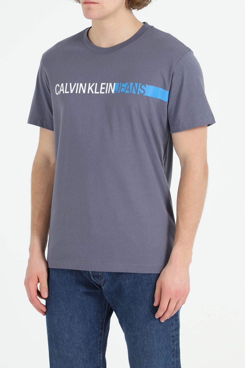 фото Серая футболка с крупным логотипом calvin klein