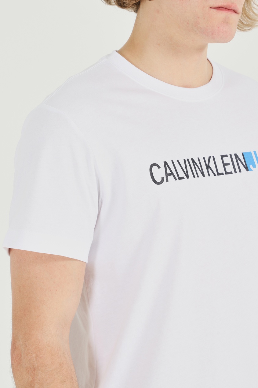 фото Белая трикотажная футболка с логотипом calvin klein