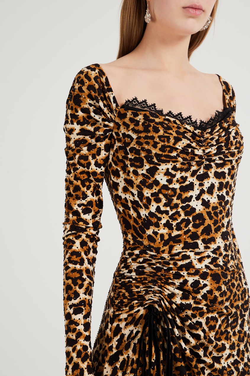 Девушка в леопардовом платье