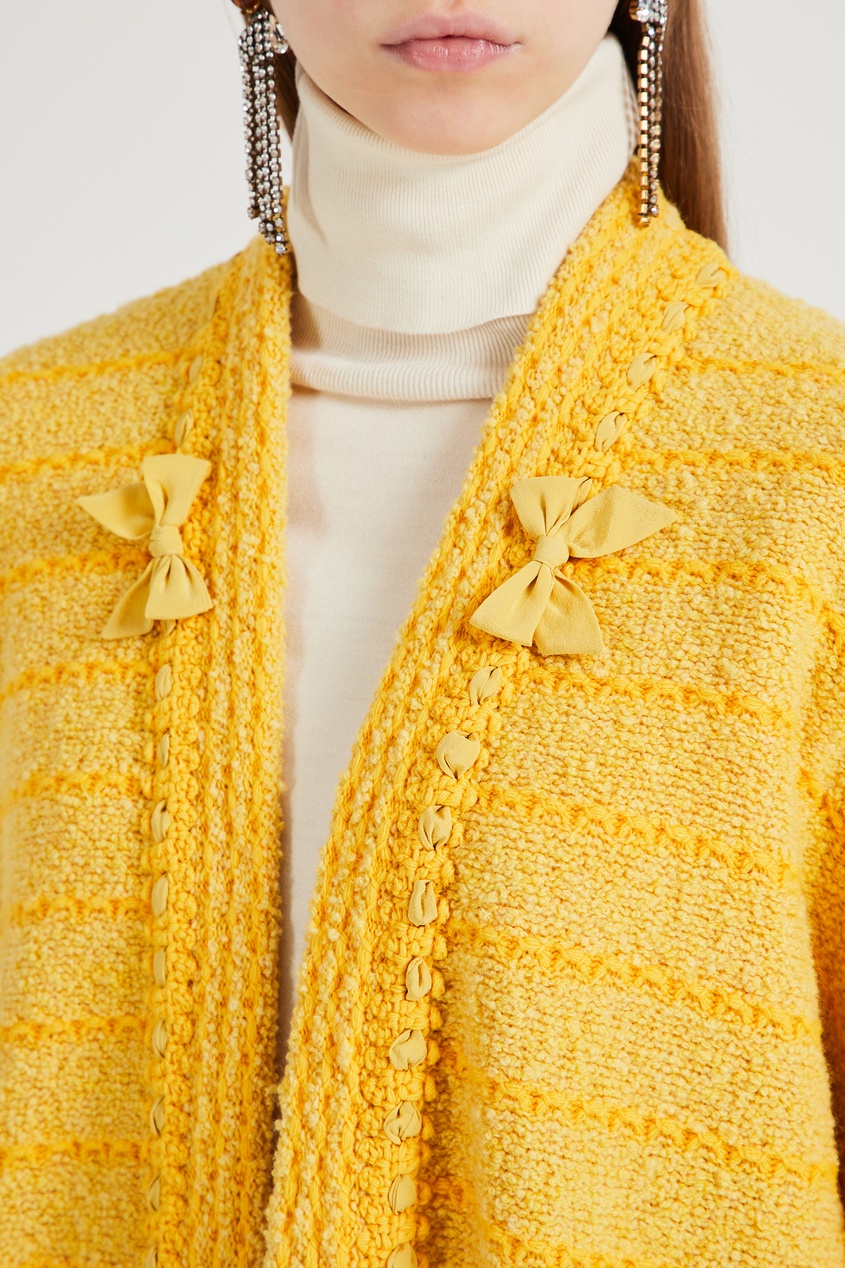фото Желтое пальто из фактурной ткани gucci