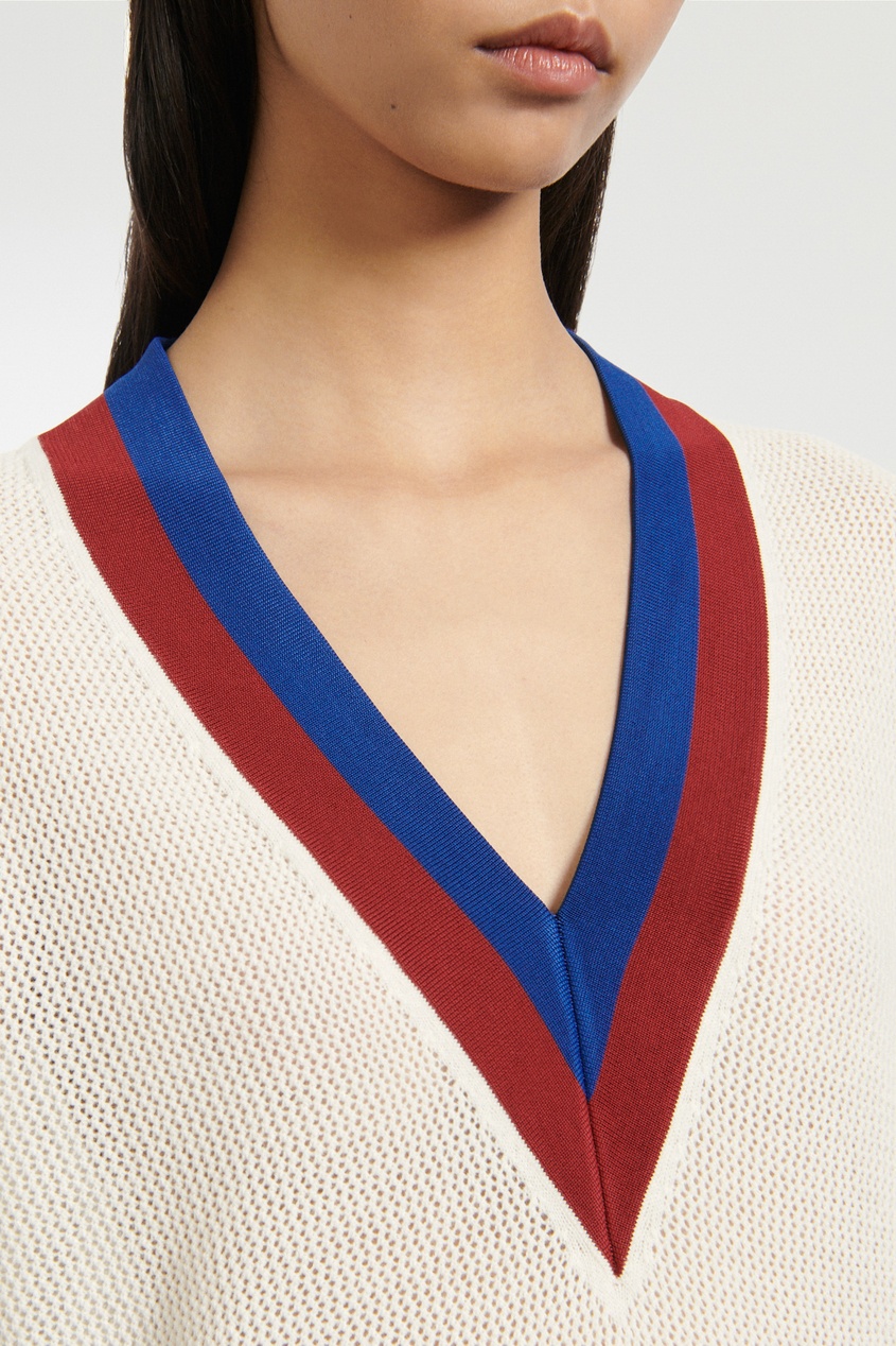 фото Белый пуловер с красно-синей отделкой sandro