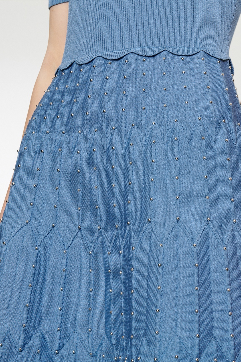 фото Голубое трикотажное платье с декором sandro