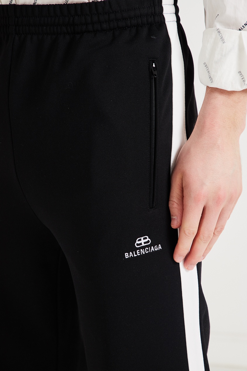 фото Черные брюки с белыми лампасами и логотипом balenciaga