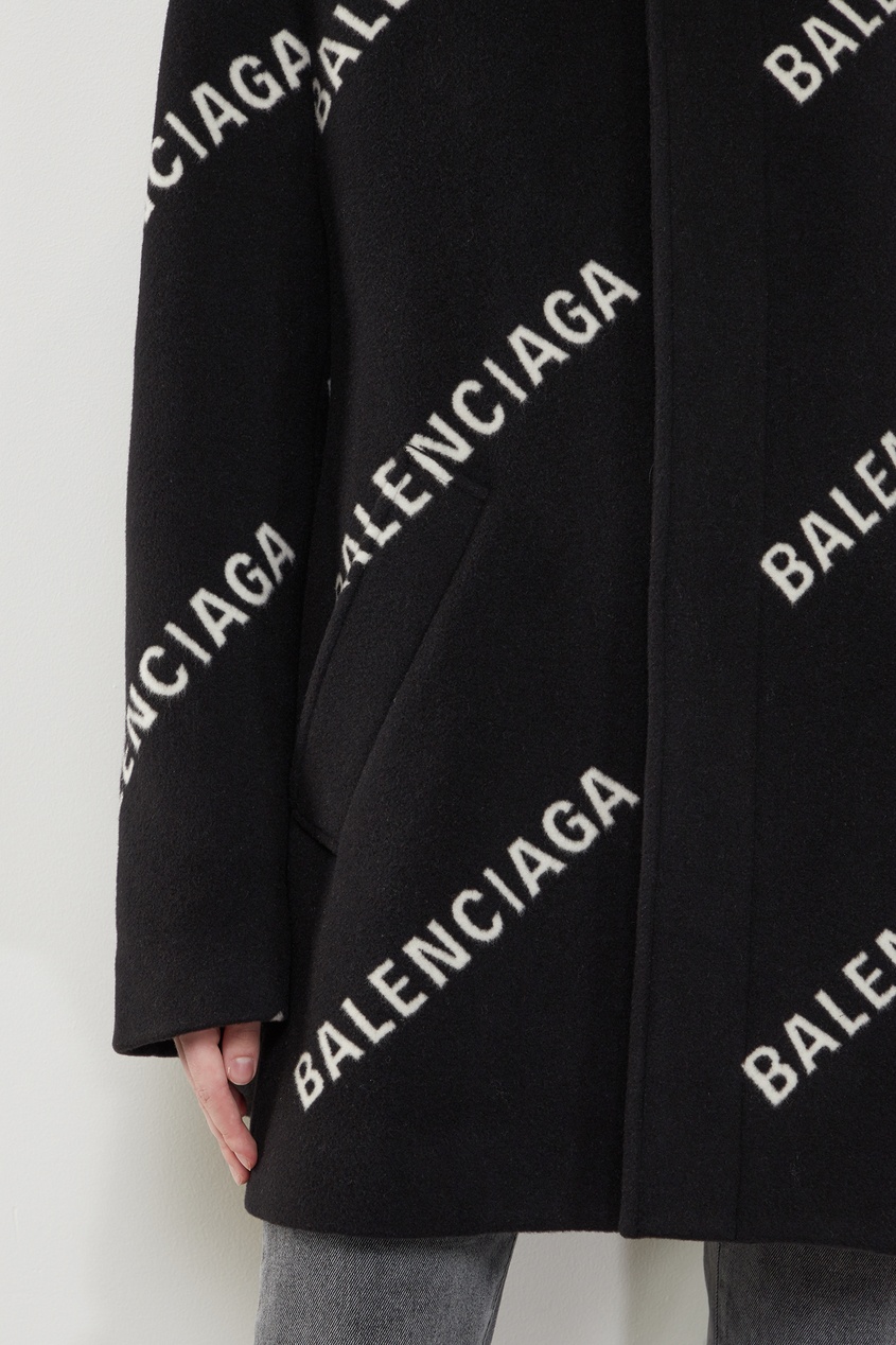 фото Черное шерстяное пальто с логотипами balenciaga