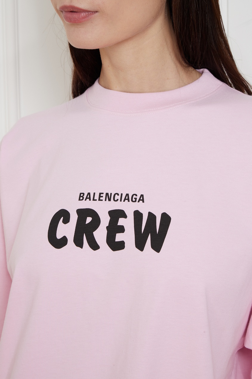 фото Розовая футболка с черным принтом balenciaga