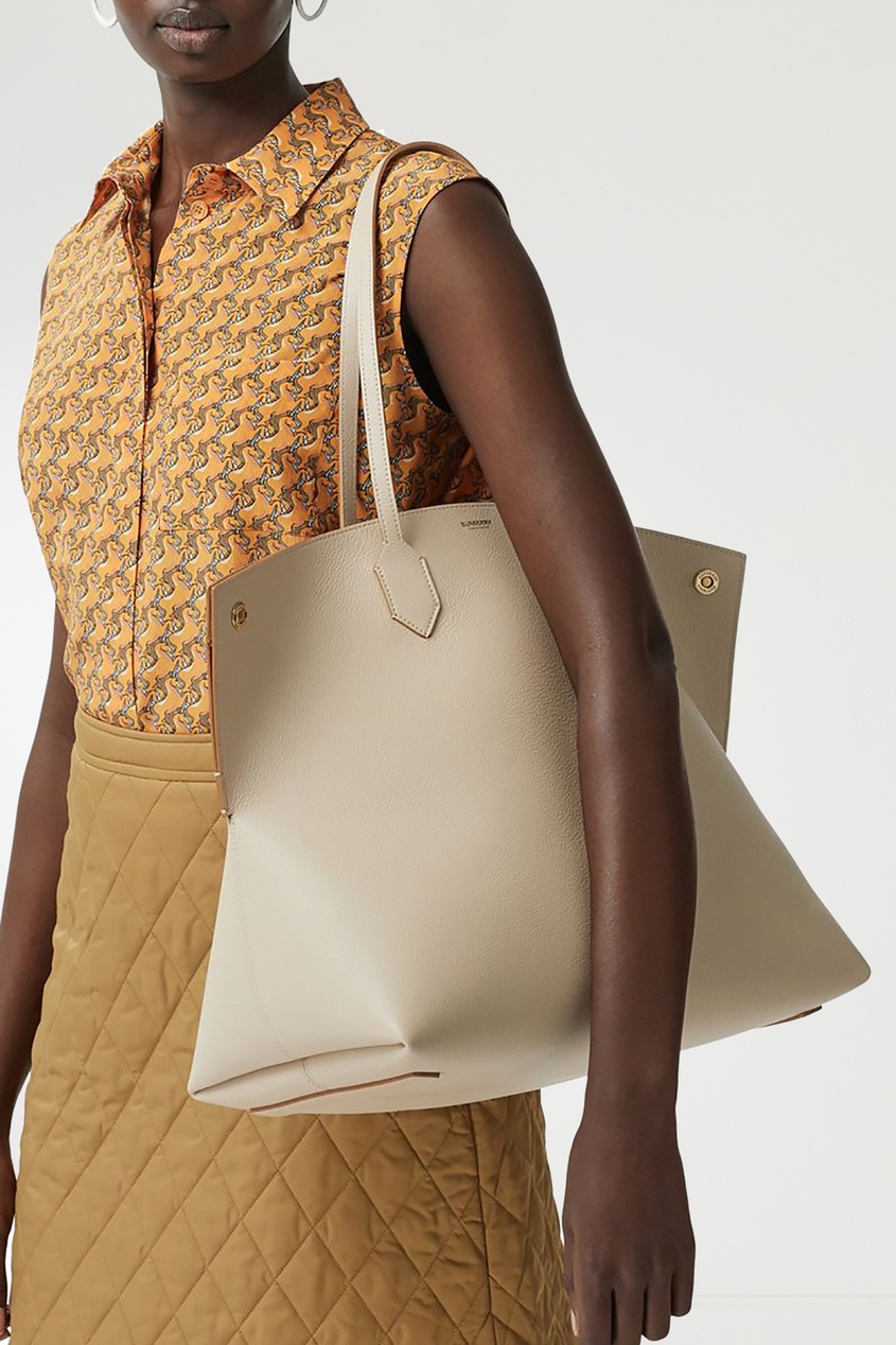 Сумка бежевая. Большая бежевая. Интерьер спальни в светлых тонах. Бежевая стена. Светлая гостиная.