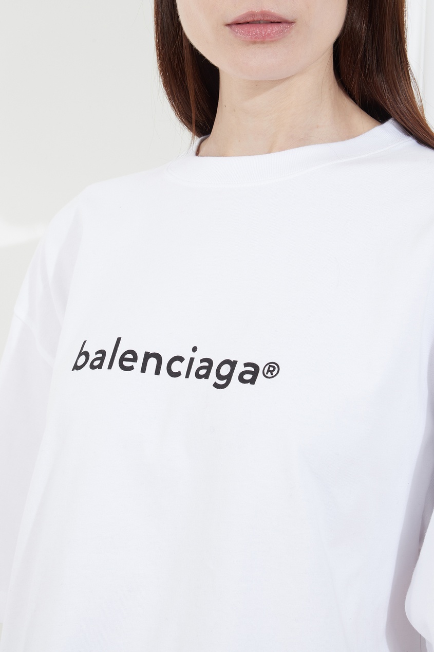 фото Белая футболка с логотипом на груди balenciaga