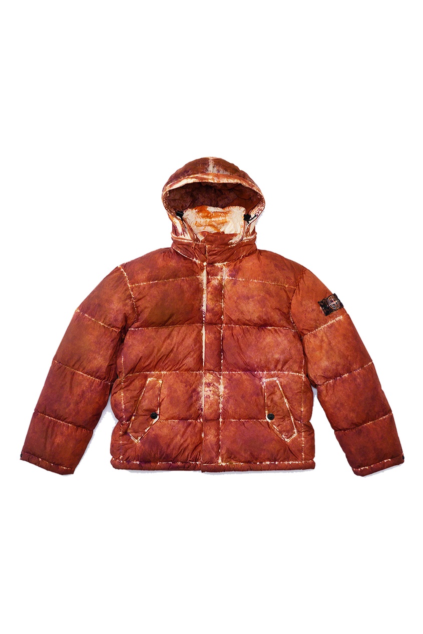 фото Оранжевая куртка supreme stone island painted camo crinkle down jacket coral