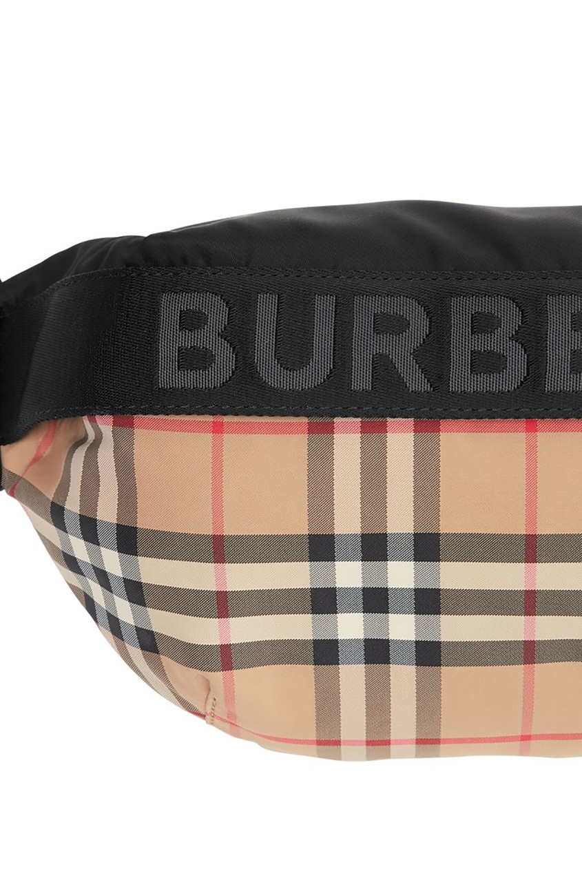 фото Средняя бежевая поясная сумка из ткани в клетку burberry