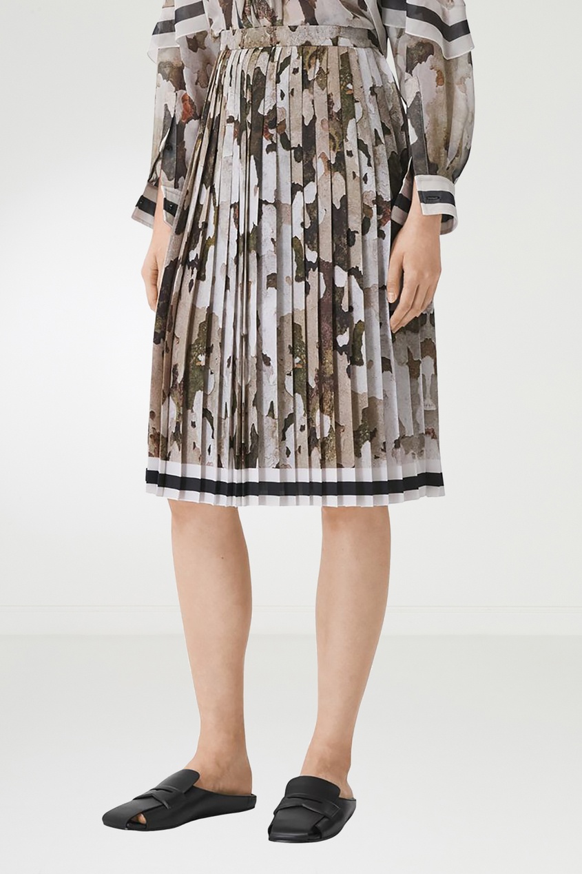 фото Бежевая юбка с плиссировкой и камуфляжным принтом burberry