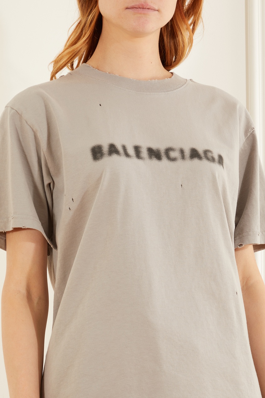 фото Серая футболка с размытым логотипом balenciaga