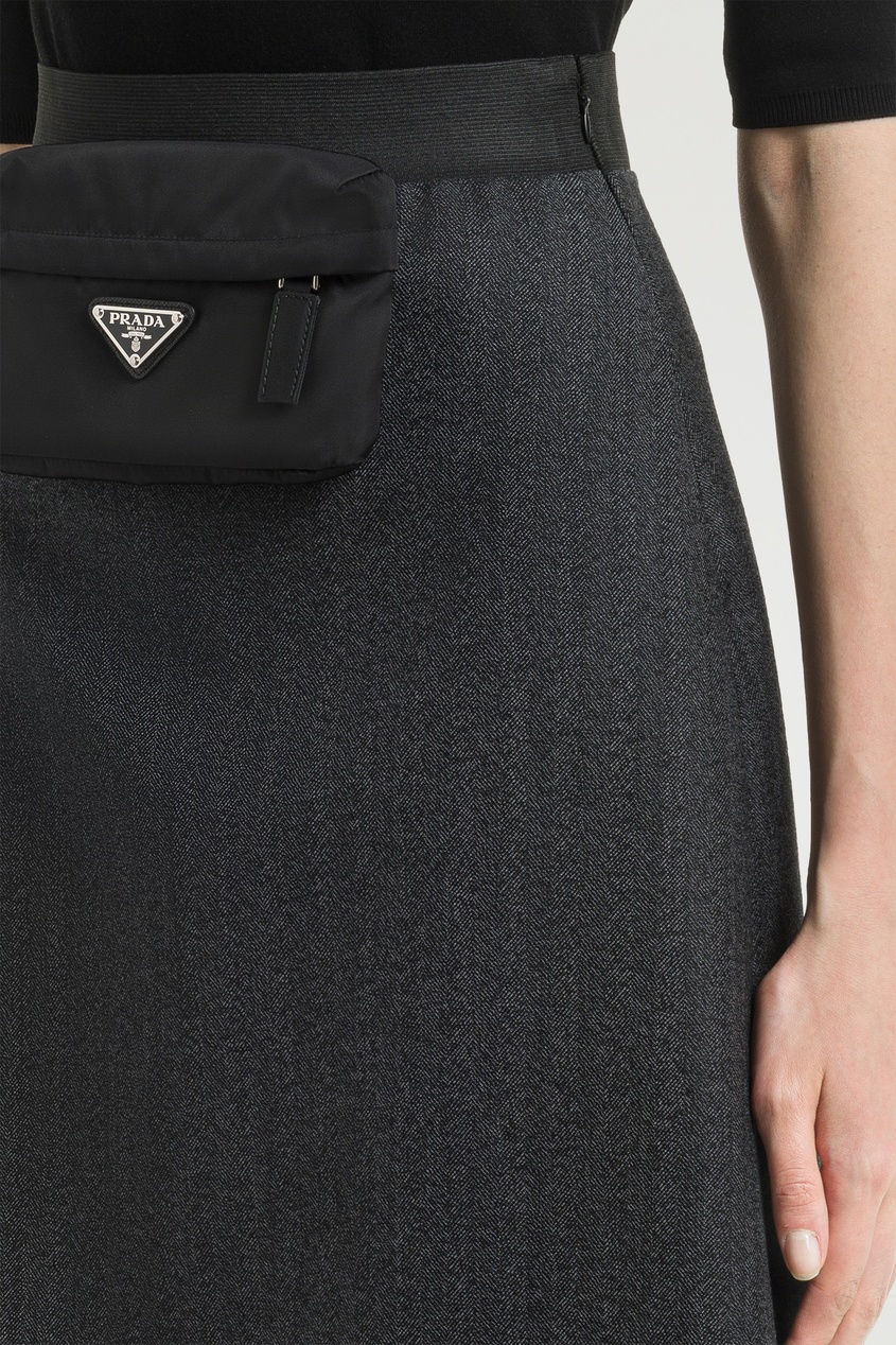 фото Темно-серая юбка с кошельком на поясе prada
