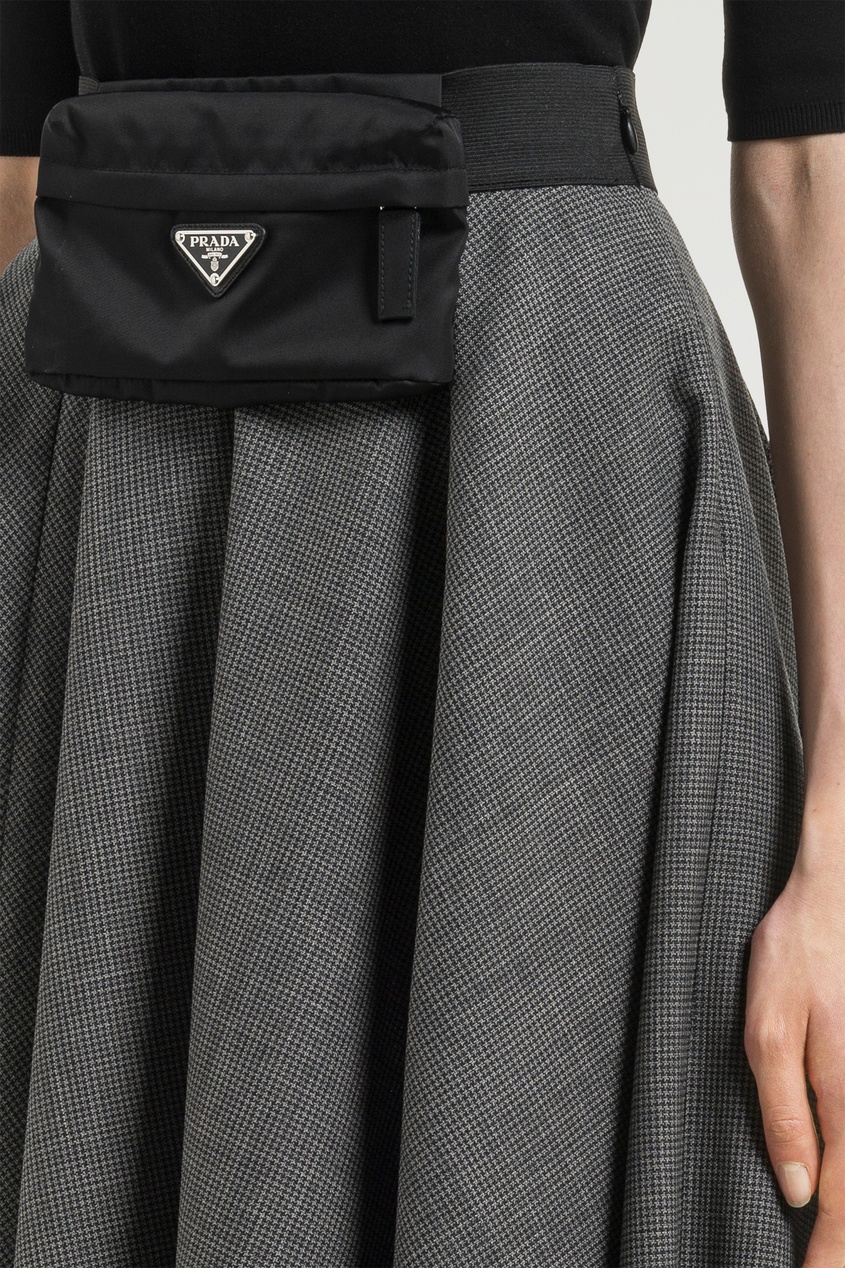 фото Серая юбка с кошельком на поясе prada