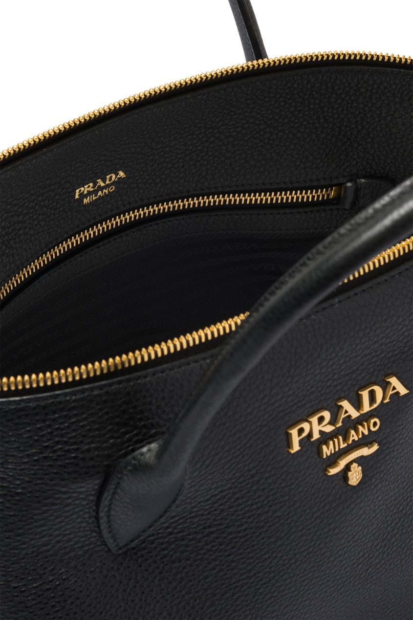 фото Черная кожаная сумка на молнии prada