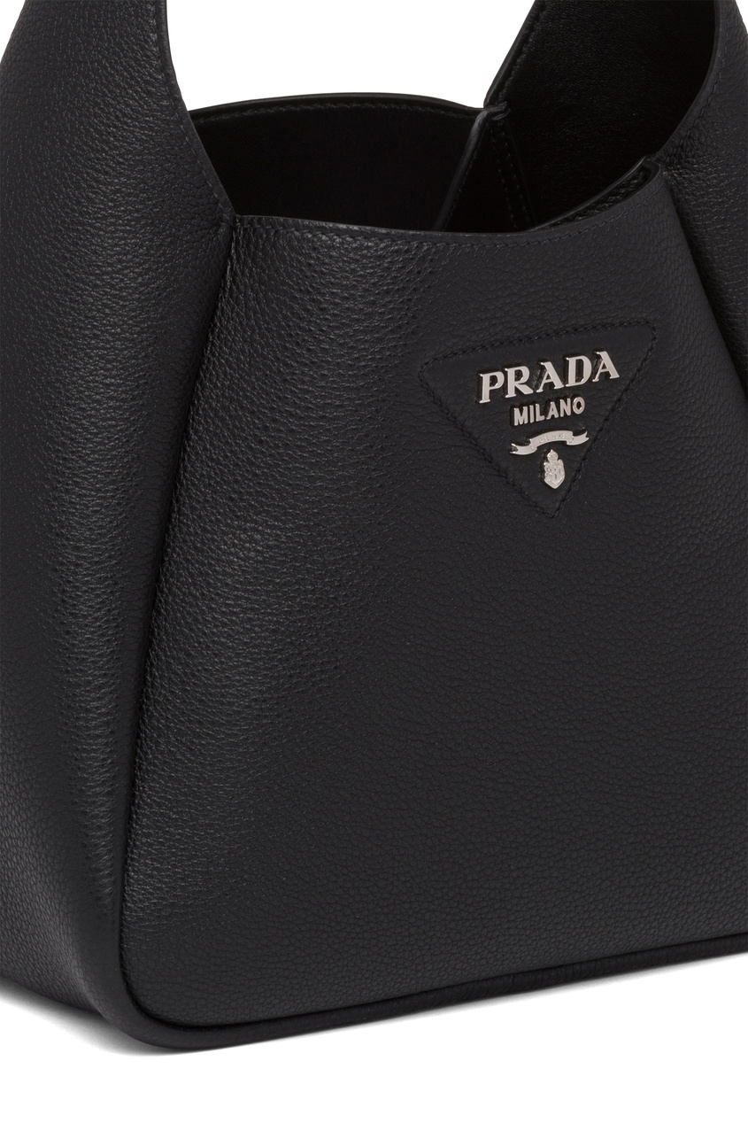 фото Черная объемная сумка на плечо prada