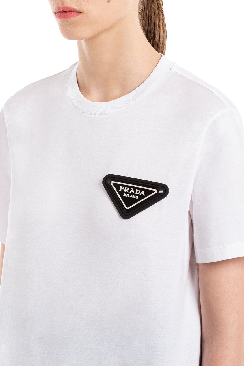 фото Белая футболка с черным логотипом prada