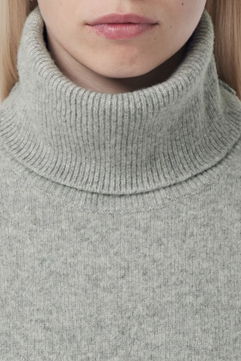 фото Серый свитер с темной полосой и высоким горлом burberry