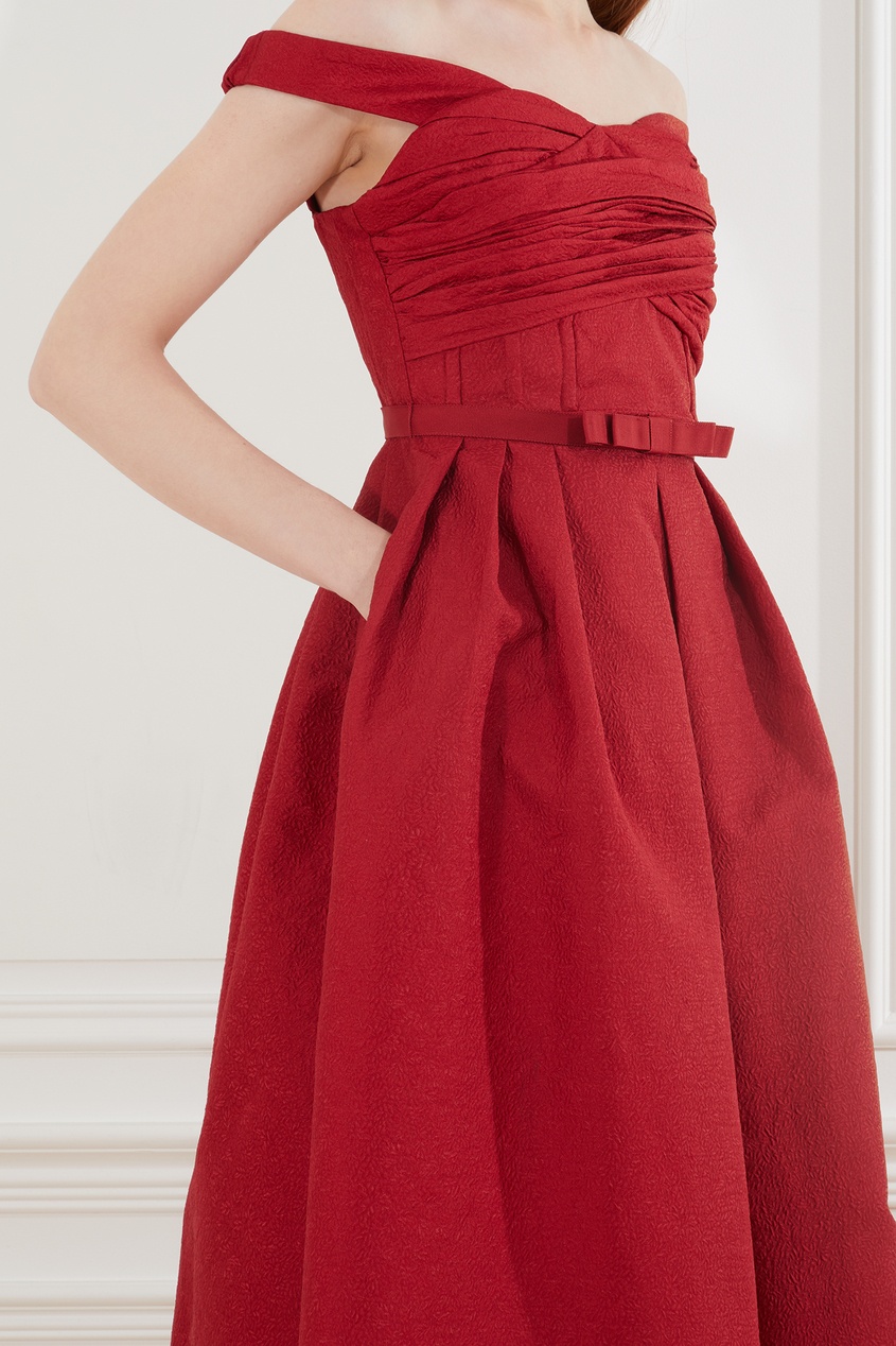 фото Красное платье с открытыми плечами self-portrait