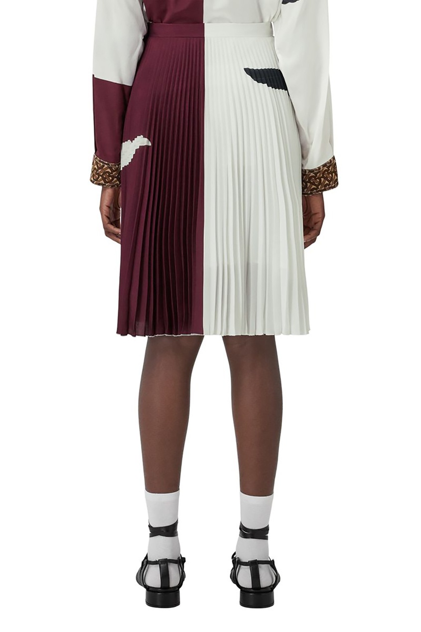 фото Бордово-белая плиссированная юбка с принтом burberry