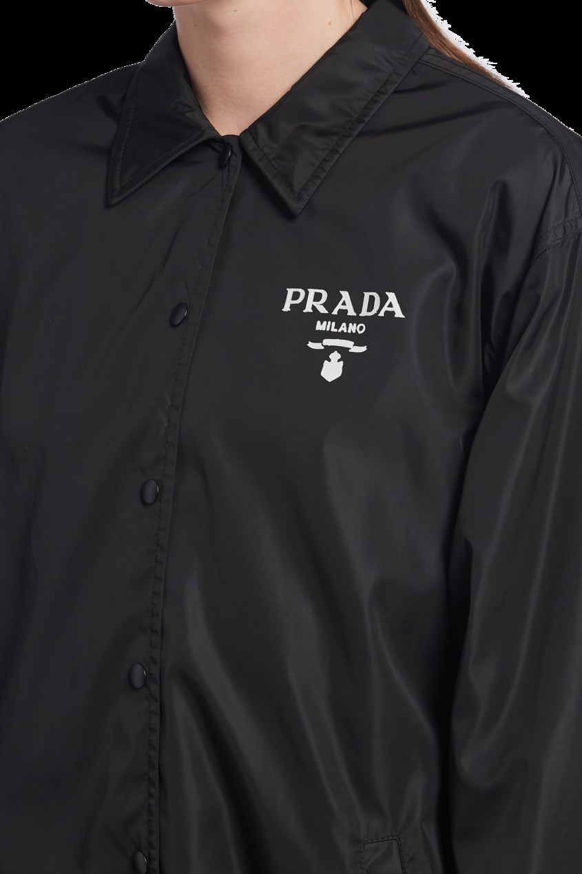 фото Черная ветровка с логотипом prada