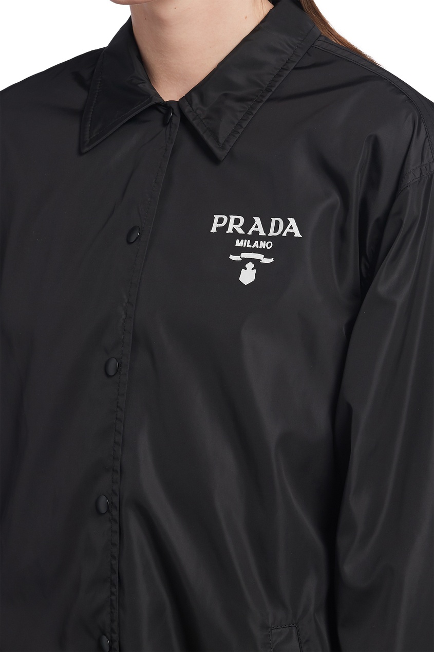 фото Черная ветровка с логотипом prada