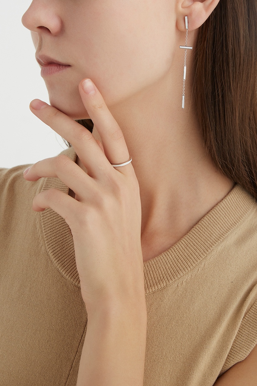фото Серебряное кольцо с белой эмалью avgvst by natalia bryantseva