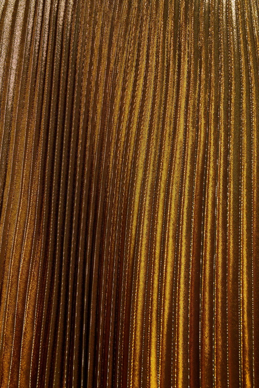 фото Плиссированная юбка из золотистого шелка christopher kane