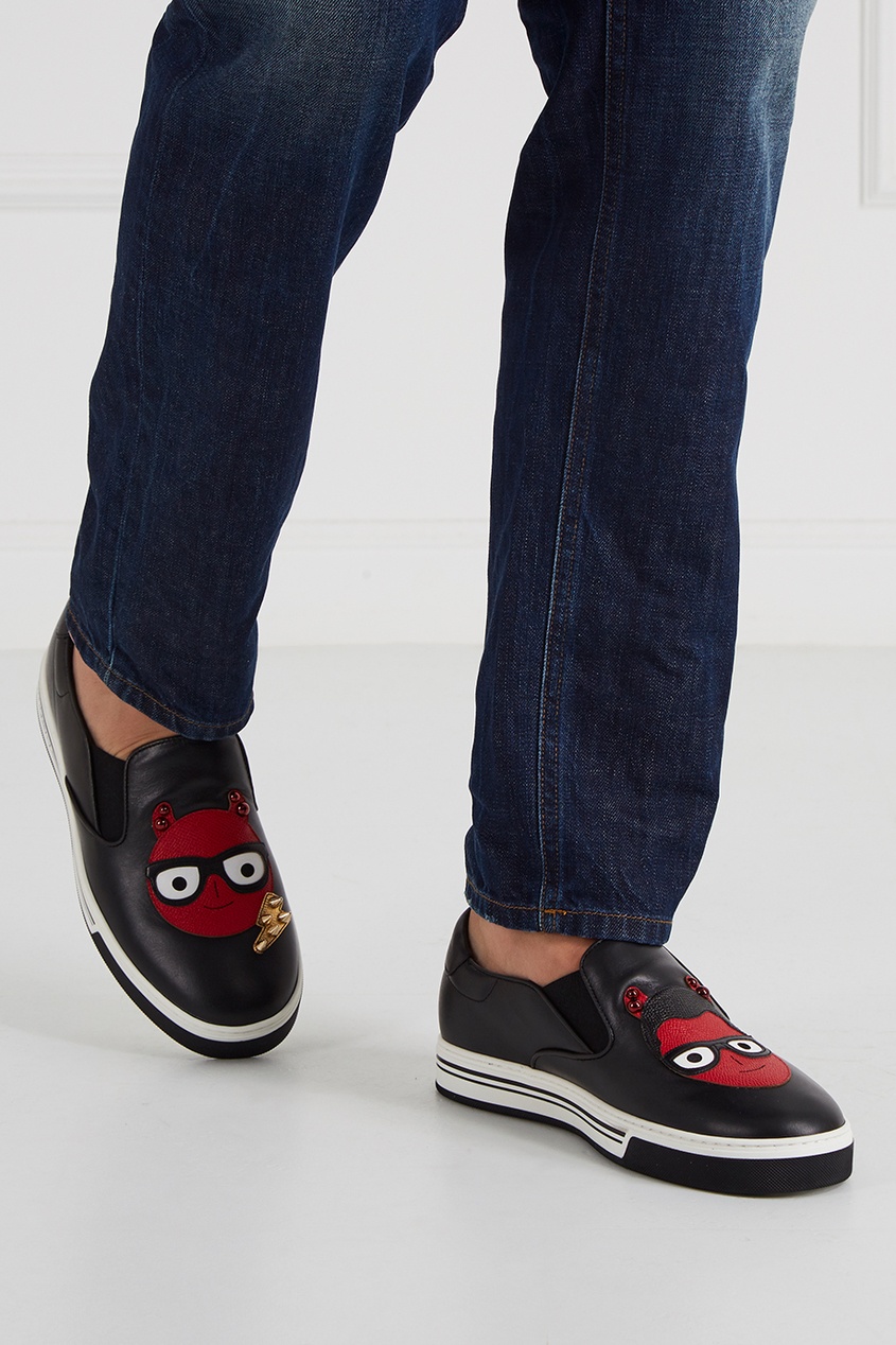 Кожаные слипоны с нашивками