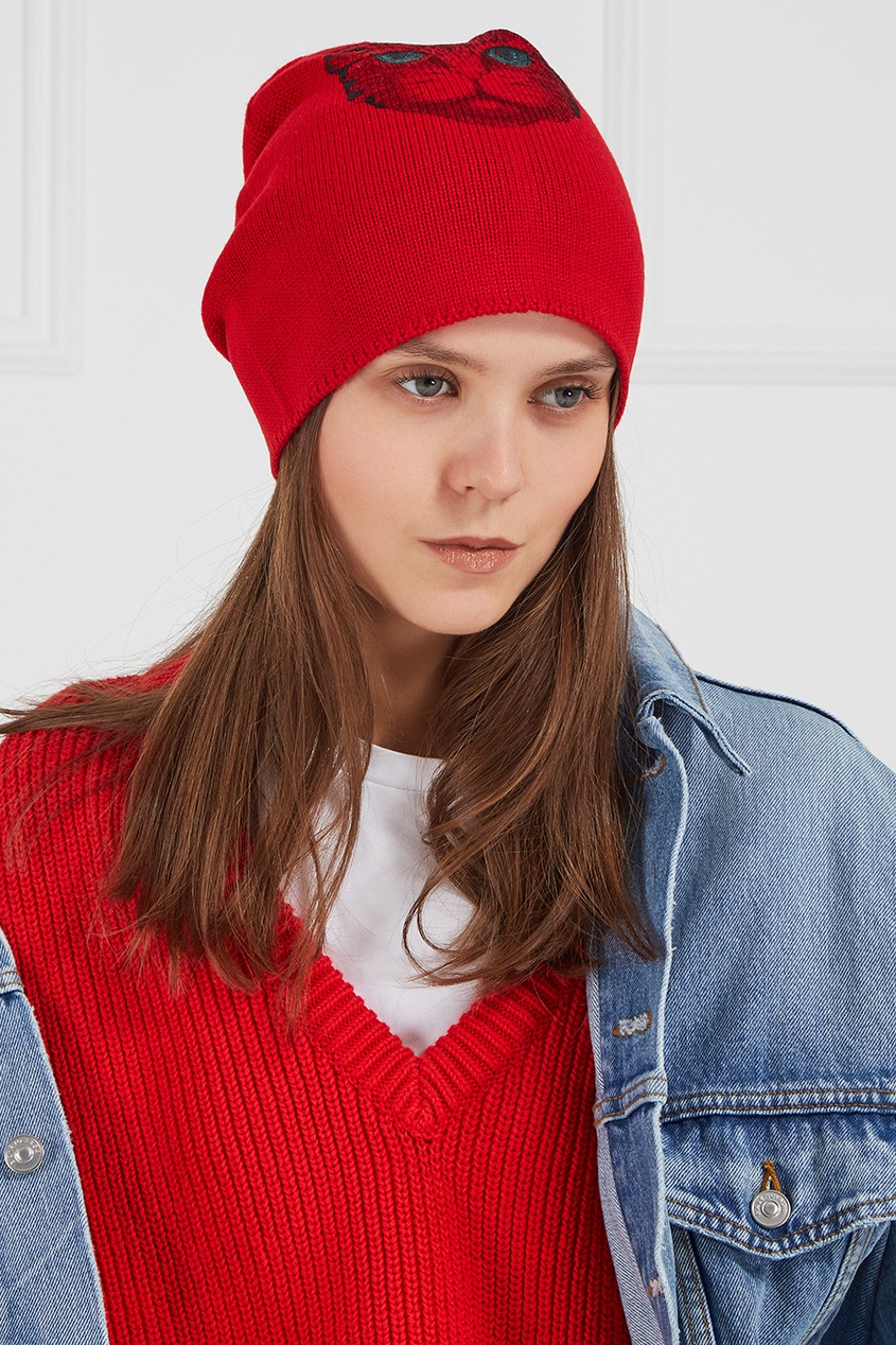 фото Красная шапка с принтом gucci