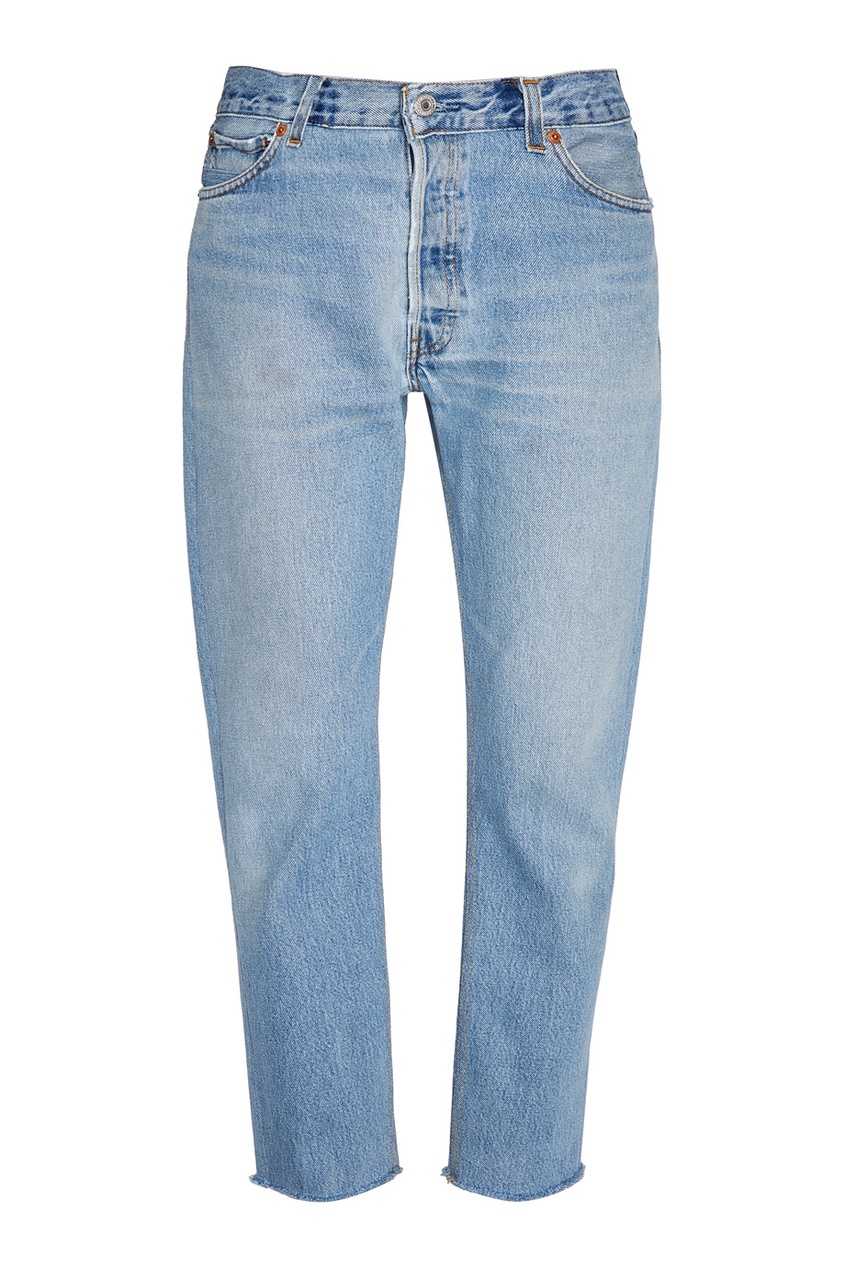 Голубые потертые джинсы