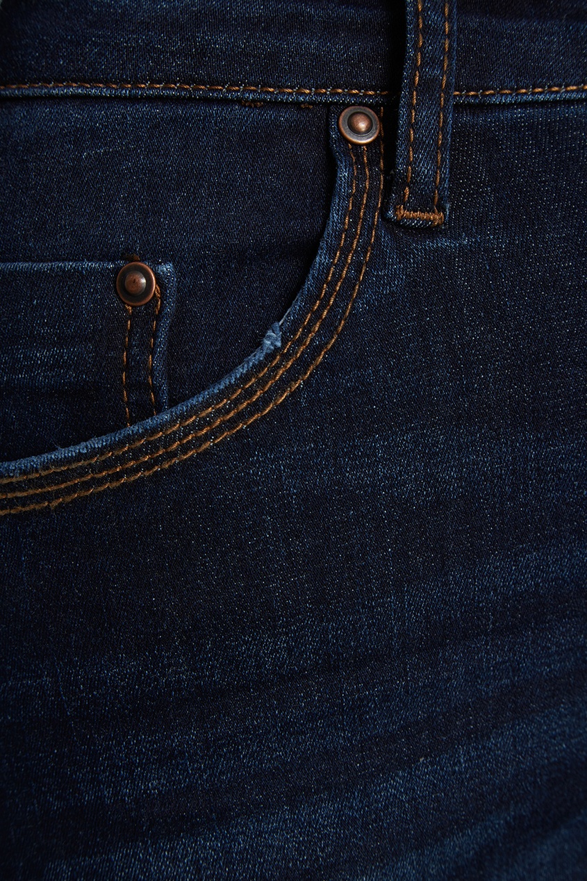 Синие джинсы с разрезами на коленях