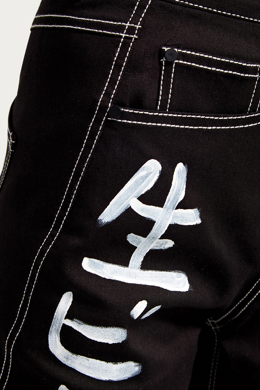 фото Черные джинсы с иероглифами yuzhe studios