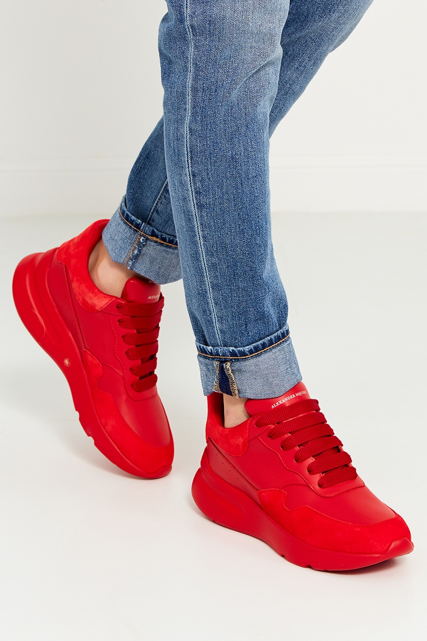 Женские кроссовки красного цвета