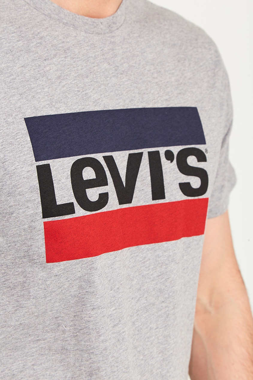 фото Серая футболка с логотипом sportswear logo graphic levi’s®