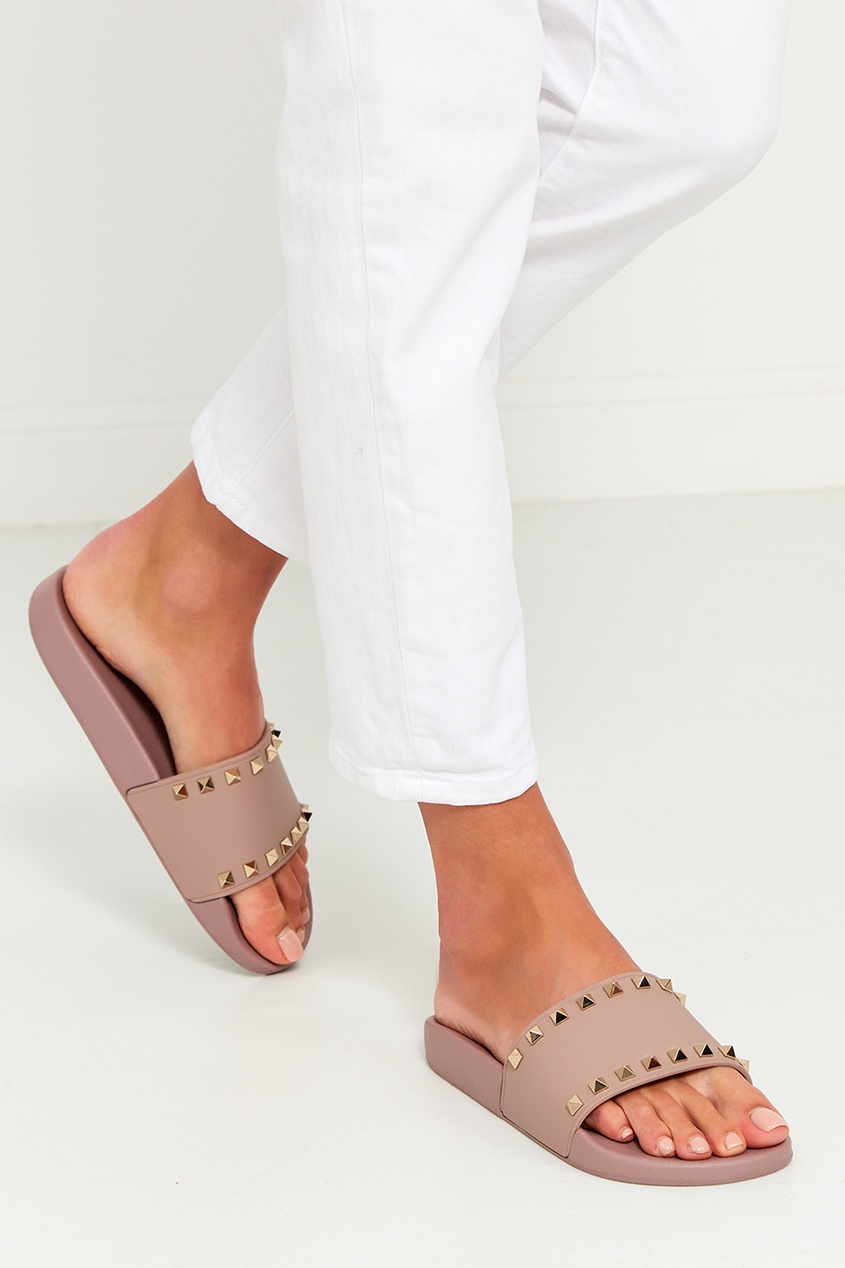 Бежевые сандалии с заклепками