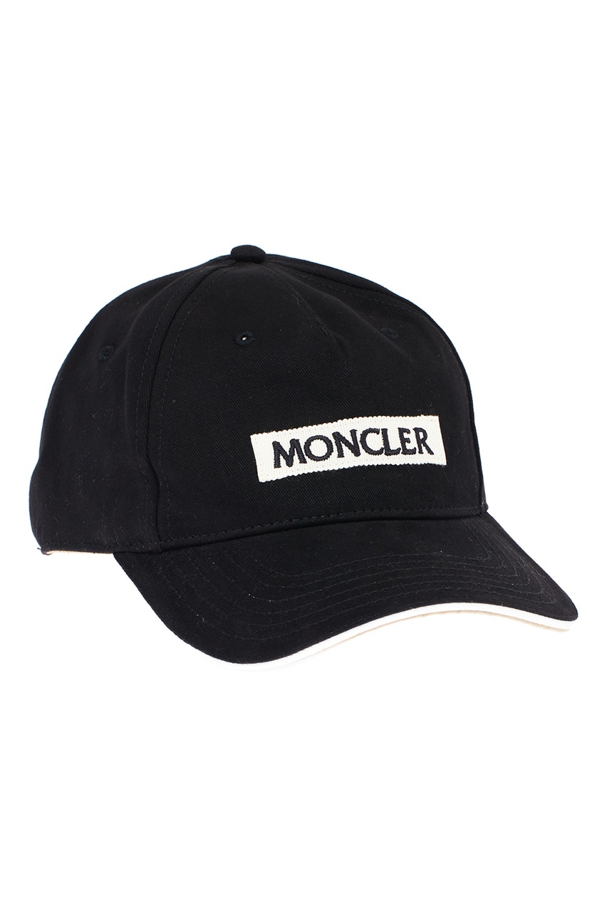 фото Черная кепка с логотипом moncler