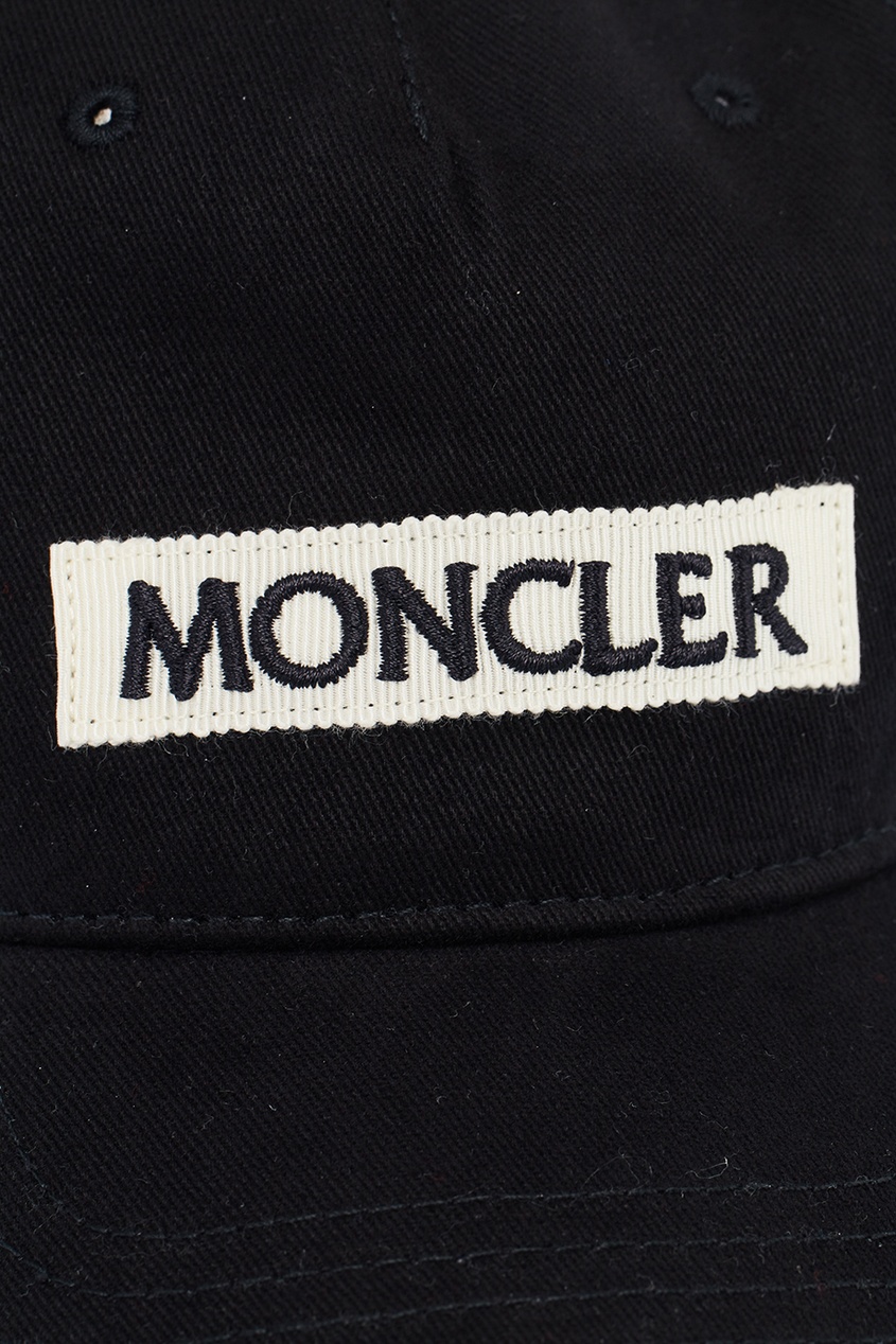 фото Черная кепка с логотипом moncler