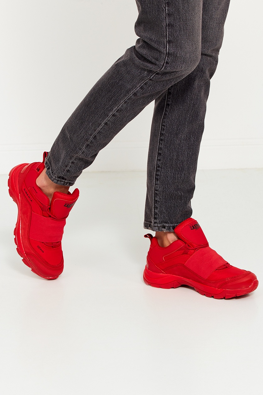 Красные кроссовки